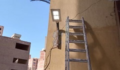 استكمال تركيب كشافات الإنارة حول مدرسة الأنصار