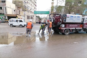 إعادة الحركة المرورية بشوارع وميادين الحي بعد رفع مياه الأمطار
