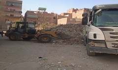 حملات لرفع المخلفات الصلبة وهدم المباني ببعض شوارع الحي