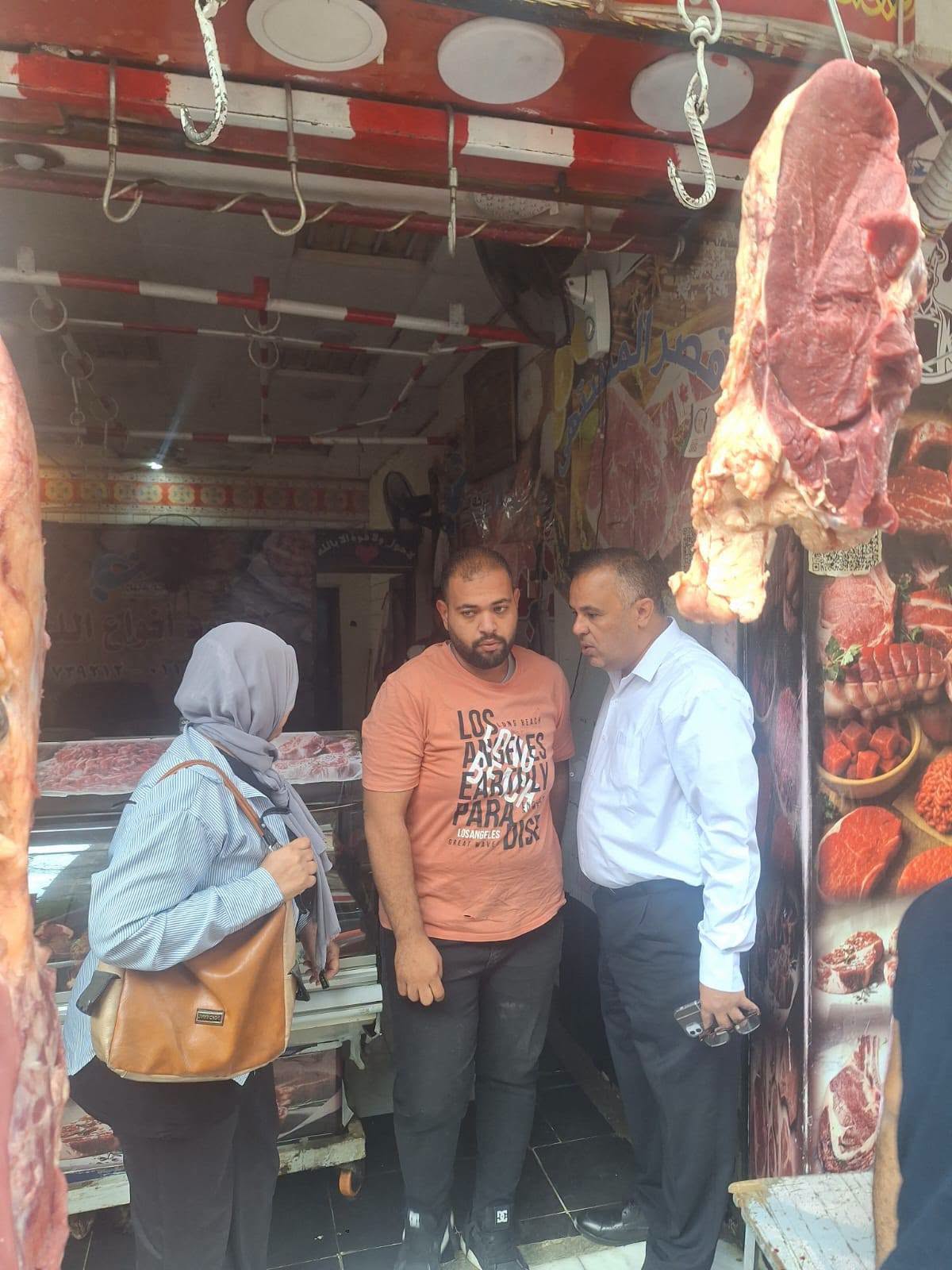رئيس الحي يقود حملة تفتيشية على المنشآت التجارية والمطاعم بالمنيل