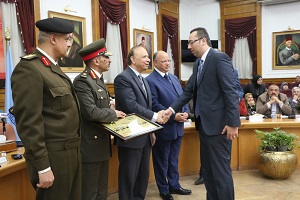 محافظ القاهرة يكرم اسر الشهداء 1.jpg