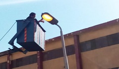 صيانة كشافات الانارة ببعض الشوارع بالحي
