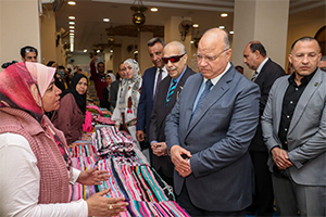Cairo Governor distributes food bags to most vulnerable families  