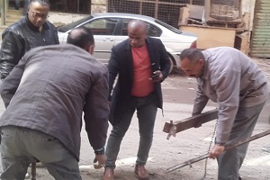 حملة لازالة الحواجز الحديدية ببعض شوارع الحي