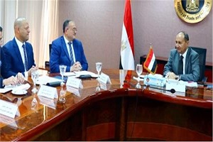 وزير التجارة يبحث تطوير "صناعة ودباغة الجلود"