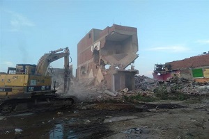 هدم 10 عقارات و5 مصانع بعزبة المدابغ