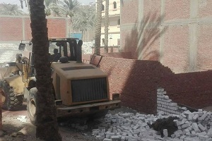 حملة لإزالة أسوار من الطوب ومبنى مخالف بحي المرج