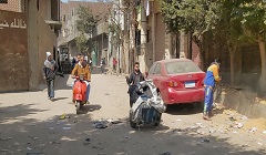 أعمال نظافة ورفع مخلفات من بعض الشوارع بالحي