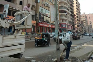 استعدال اعمدة الانارة بالحي