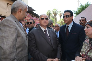 محافظ القاهرة يشهد إزالة عقار مخالف مائل بمصر القديمة.jpg