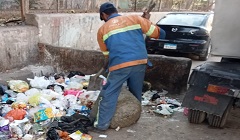 أعمال نظافة ورفع المخلفات من بعض الشوارع بالحي
