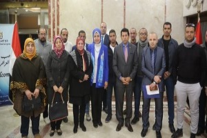 صبحي يسلم الدفعة الثانية من تمويل المشروعات الصغيرة.jpg