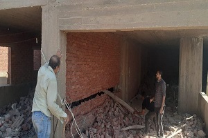 إيقاف البناء والتحفظ على معدات في 6 عقارات مخالفة بالحي 