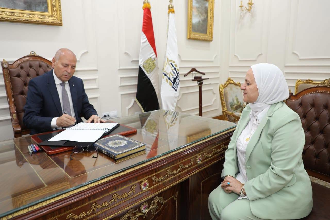 محافظ القاهرة يعتمد نتيجة الشهادة الإعدادية ورئيس حي 15 يقدم التهاني للأوائل
