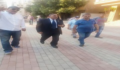 رئيس الحي يتفقد أعمال تركيب بلاط الإنترلوك بمنطقة اللاسلكي