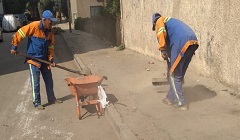 أعمال نظافة ورفع المخلفات من بعض الشوارع بالحي