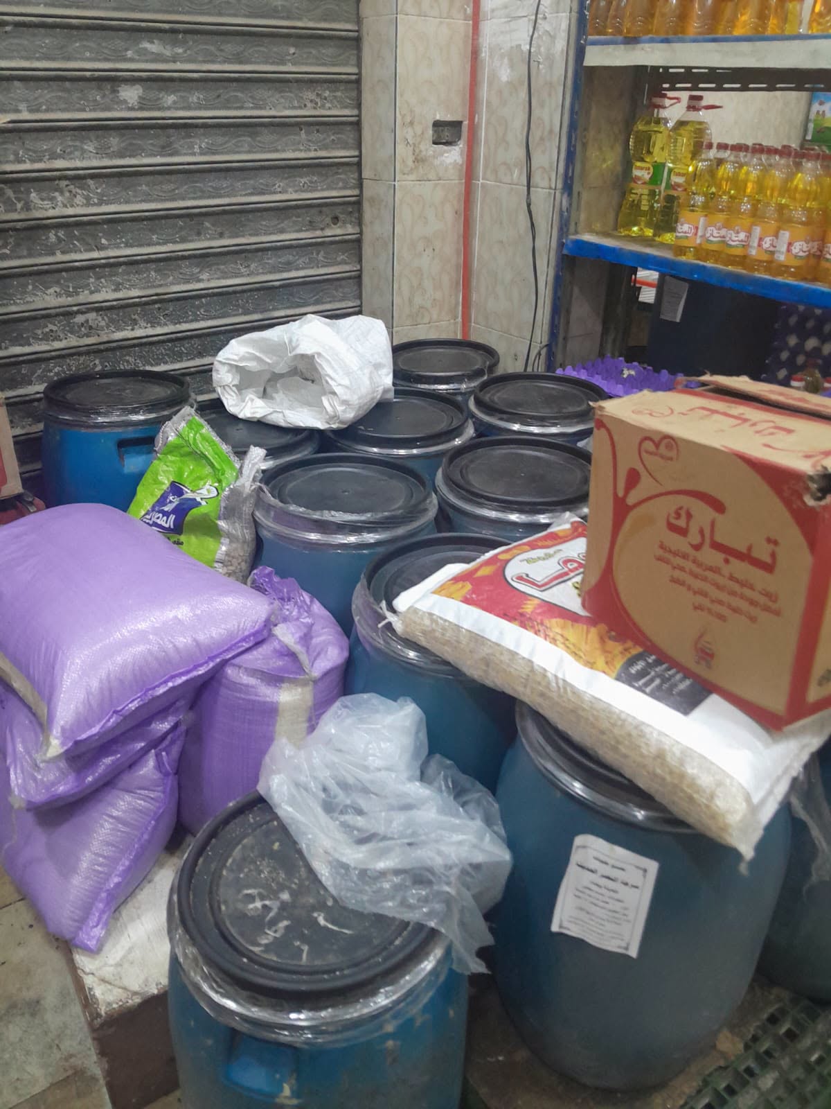 حملة مكثفة تضبط كميات كبيرة من السلع المخالفة بالأسواق