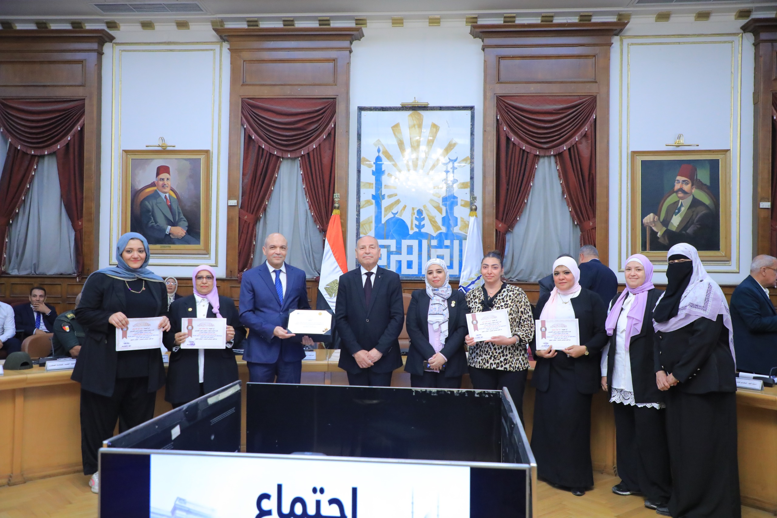 محافظ القاهرة يكرم عددًا من القيادات والعاملين المتميزين بالمحافظة 