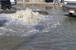 إصلاح ماسورة مياه مكسورة في حي المعادي