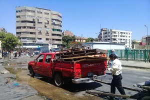 اعمال تقليم وتهذيب الأشجار بشوارع الحي