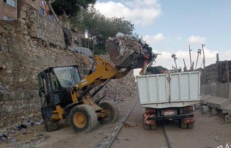 حملة مكبرة لرفع كافة القمامة والمخلفات ببعض شوارع الحي