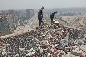 إزالة ادوار مخالفة بعقار بشارع جسر السويس