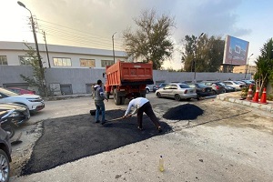 عمل مرمات وسفلتة ببعض الشوارع بالحي 