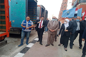 Cairo Governor distributes food boxes to Asmarat residents 