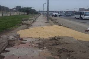 بدء تبليط الأرصفة بطريق الأوتوستراد