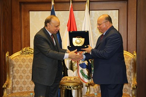 ا2محافظ القاهرة يهنئ مدير الأمن بمناسبة عيد الشرطة.jpg