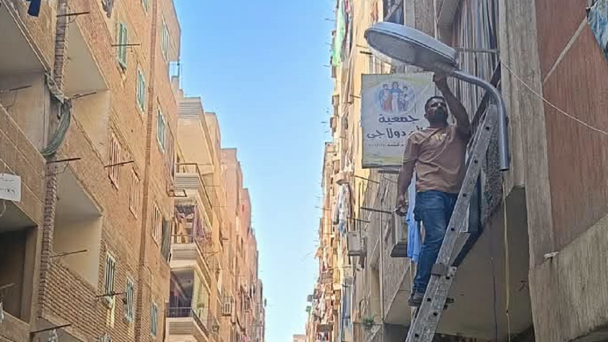 يواصل الحي أعمال تحسين مستوى الإنارة بالشوارع