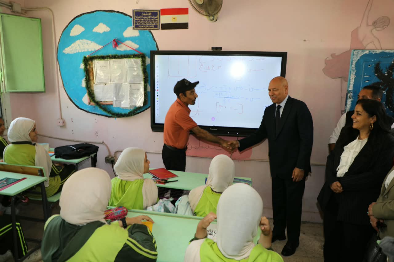 محافظ القاهرة يتفقد مدرسة السيدة نفيسة لمتابعة بدء العام الدراسى 