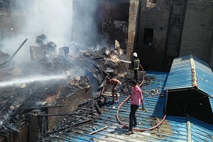 السيطرة على حريق هائل بالحي 