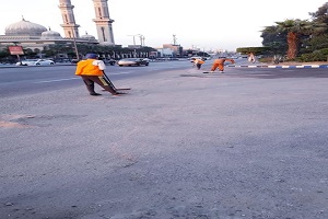 أعمال نظافة بشوارع الحي