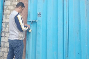 غلق عدد 4 مخازن مدارة بدون ترخيص بشارع ترعة عنانى