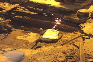إصلاح كسر ماسورة مياه بشارع ابن الحكم