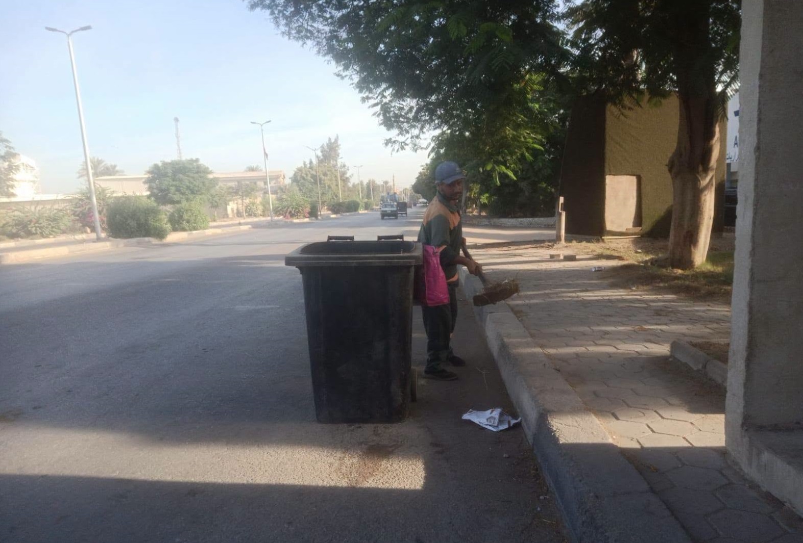 حي التبين يقوم بجهود مكثفة لتحسين منظومة النظافة ورفع الأتربة  