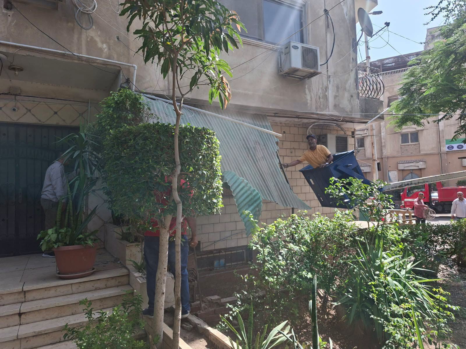 إزالة تندة مخالفة بحي المعادي