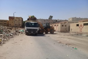 اعمال نظافة ورفع مخلفات القمامة من خلف سوق النيل بحي السلام أول