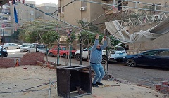 إزالة تاندة مخالفة لمقهى بعقار بالشروق