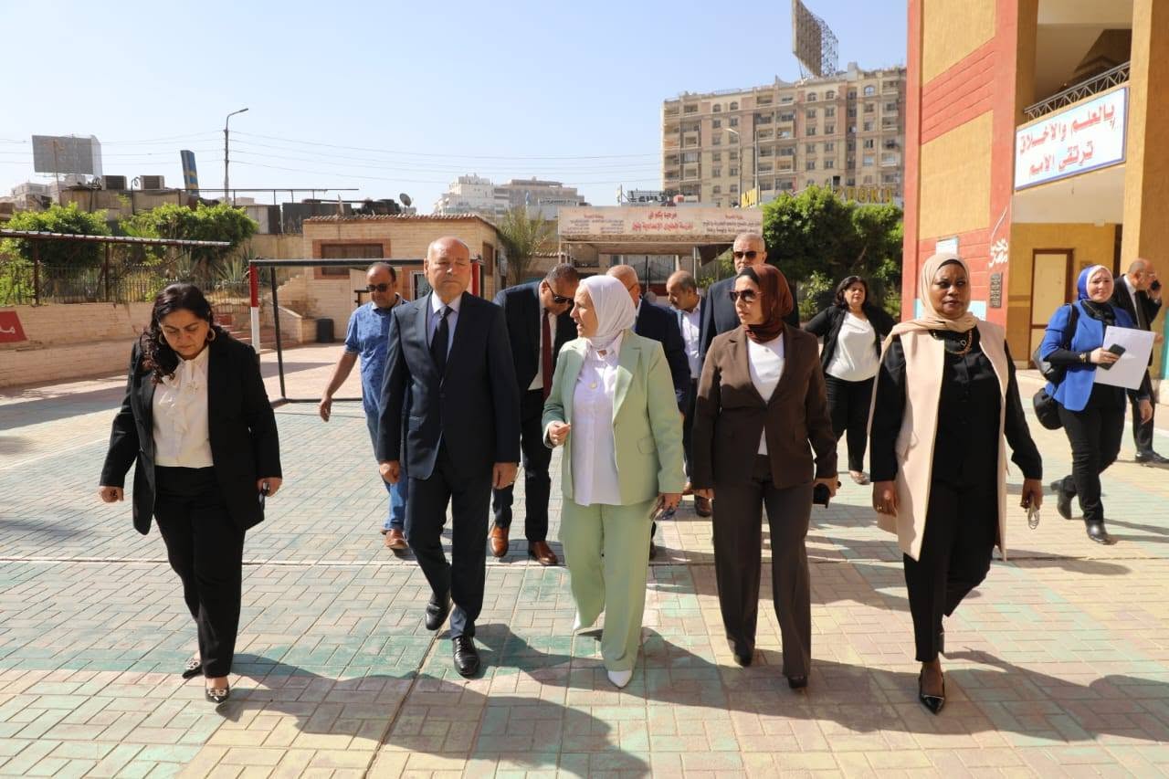 محافظ القاهرة يتفقد امتحانات الشهادة الإعدادية بمدرسة الطبري في مصر الجديدة