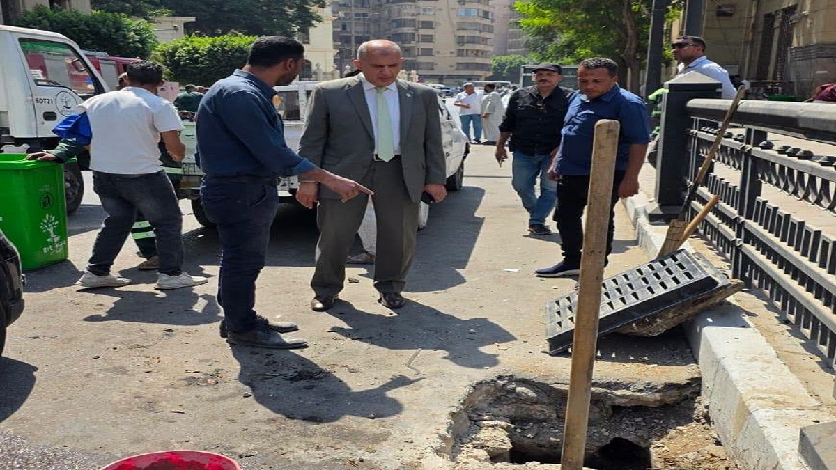 رئيس حي غرب القاهرة يتابع إصلاح وتطهير غرف تصريف مياه الأمطار 
