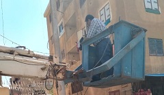 إستكمال أعمال صيانة اعمدة الانارة ببعض المناطق بالحي