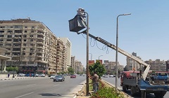 إصلاح اسلاك كهربائية داخل اعمدة الانارة بشارعي محمود مختار ومحمد كريم