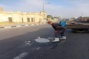 تركيب أغطية البالوعات بالطريق خلف المحور