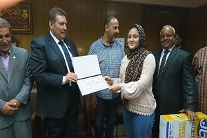 تكريم الطالبة الحاصلة على الترتيب الاولى على مستوى الحى