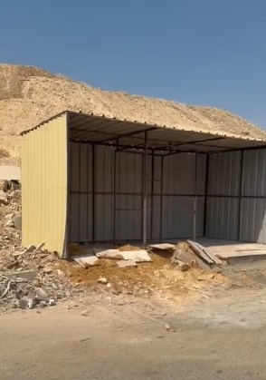 حي المقطم يقوم بحملة لإزالة كشك مخالف بالحي الخامس 