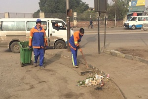 أعمال نظافة ببعض المناطق بالحي