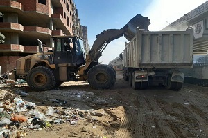 حملة لرفع القمامة والمخلفات من بعض المناطق بالحي