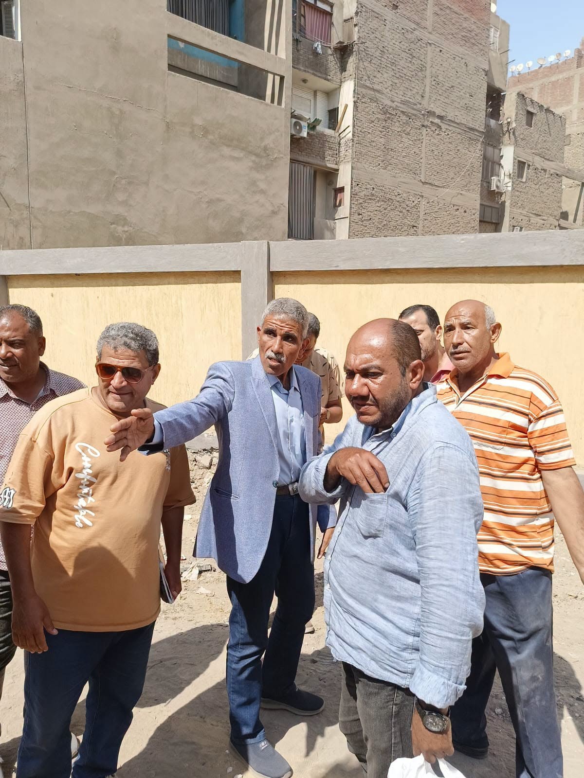 رئيس الحي يتفقد الإنشاءات الجارية بمجمع مدارس الشبراويشي